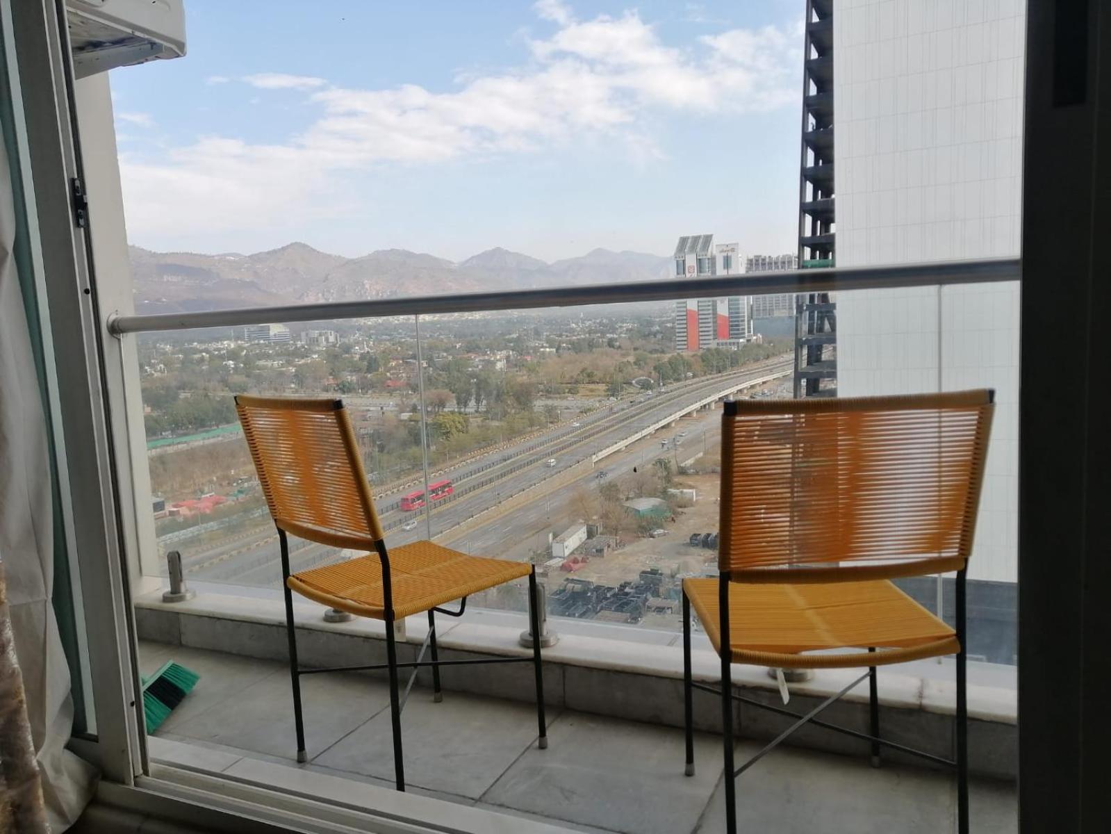 Modern 1-Bedroom On Top Floor With Scenic Views At Elysium Islamabad Bagian luar foto